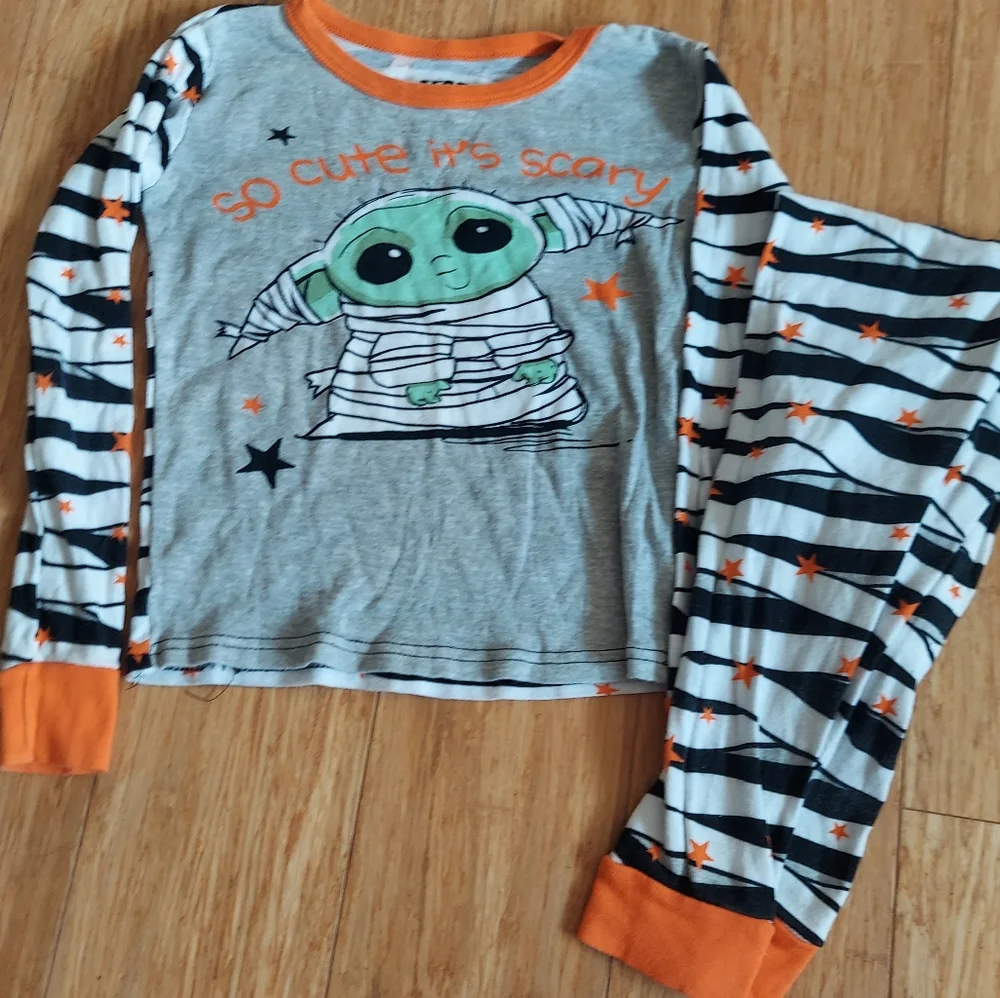 🎁 10/$25  - Baby Yoda mummy pajamas, size 8. STAR WARS